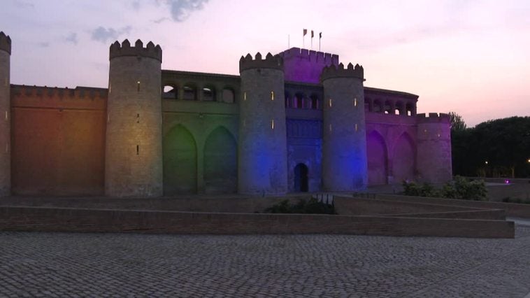 El Palacio de la Alfajería de Zaragoza se ilumina por el Orgullo tras una dura pugna entre PP y Vox