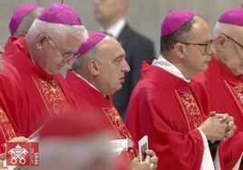 El arzobispo de Valencia recibe en la Basílica de San Pedro el palio arzobispal bendecido por el Papa Francisco
