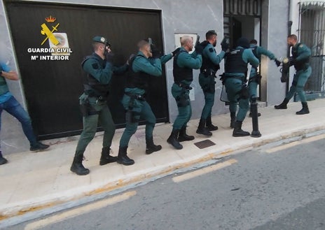 Imagen secundaria 1 - Imágenes de la operación contra la droga de la Guardia Civil en la Safor