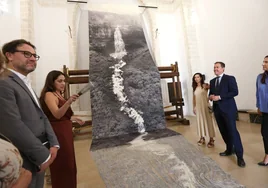 Llega a Toledo 'Trópicos', una gran cascada textil de 18 metros de la artista colombiana Ana González