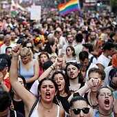 El Orgullo Gay desfila vigilado por drones, entre vallas y con 46 carrozas