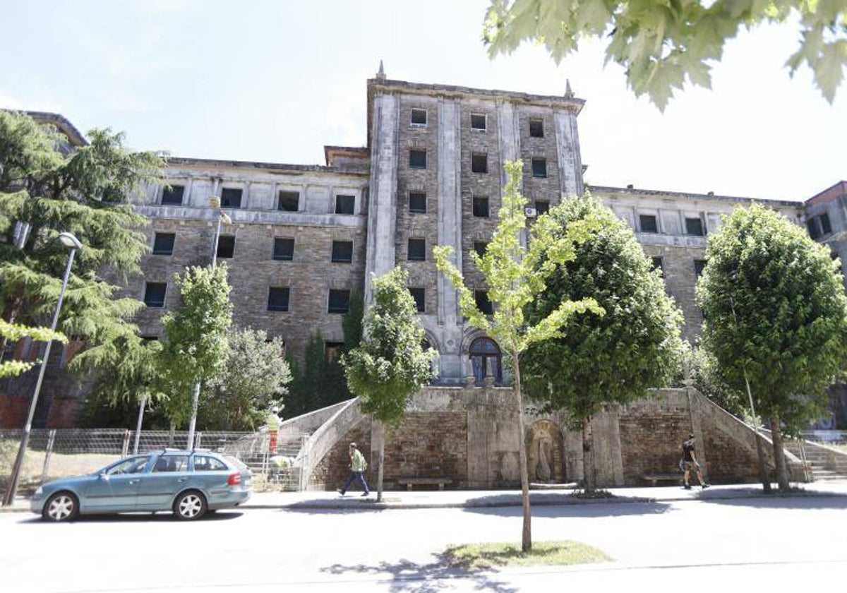 La fachada del viejo hospital de Santiago de Compostela, en una imagen de esta semana