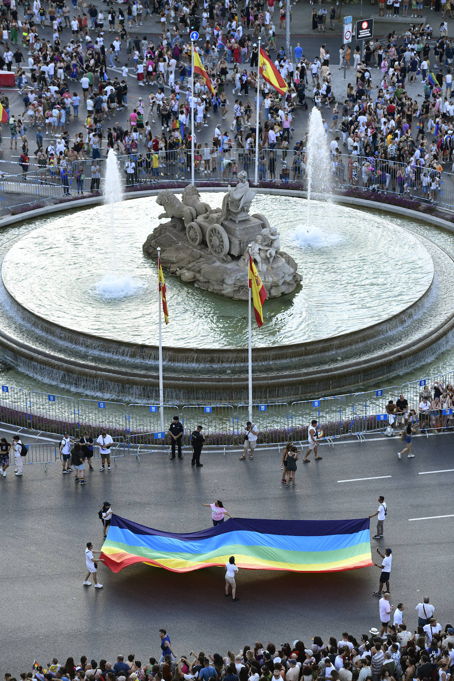 Un momento del desfile del Orgullo 2023 a su paso por la Plaza de Cibeles que recorre hoy Sábado las calles de Madrid