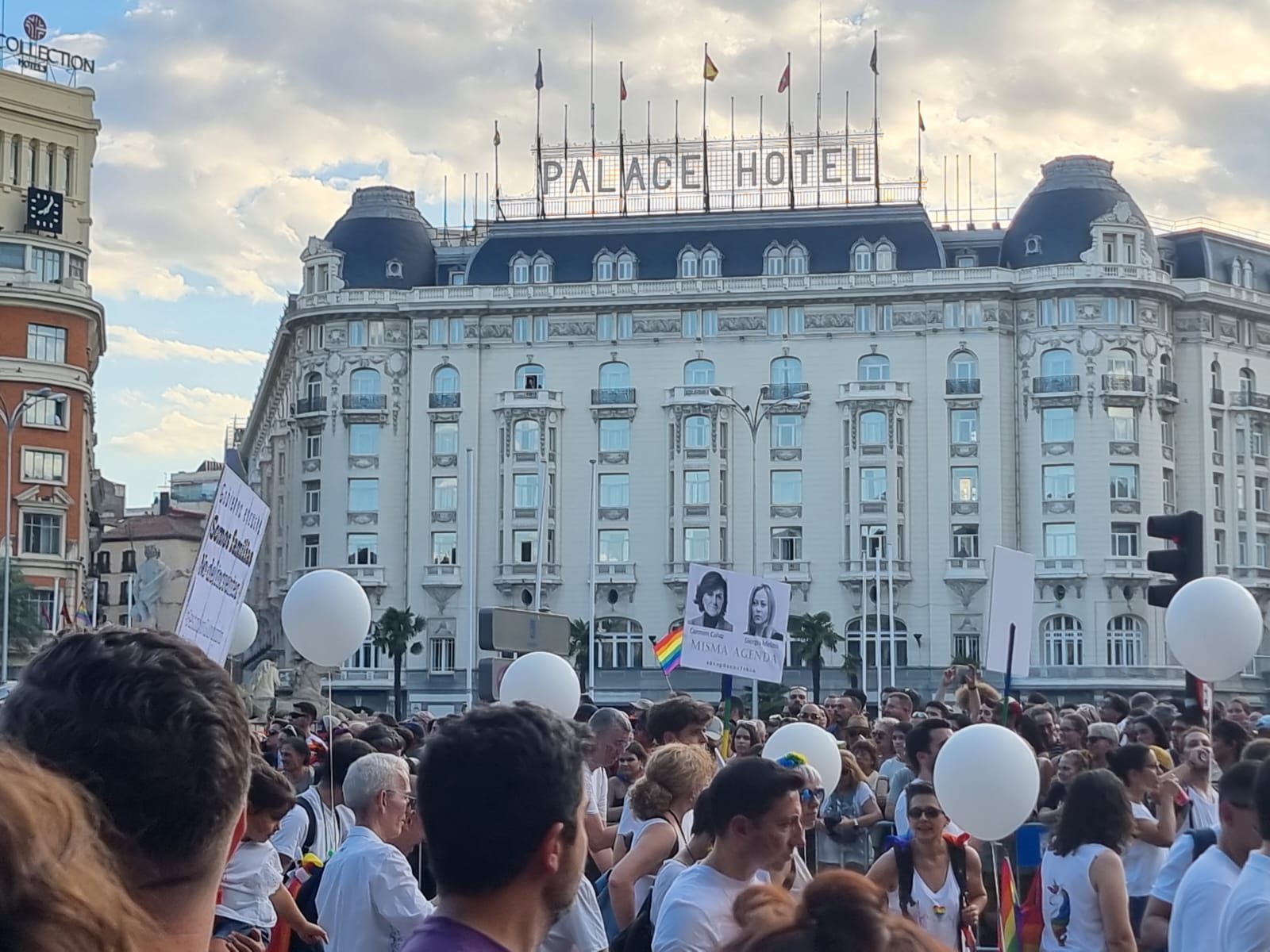 Carteles comparando a la ex vicepresidenta Carmen Calvo y a la actual presidenta de Italia, Giorgia Meloni: "Misma agenda"