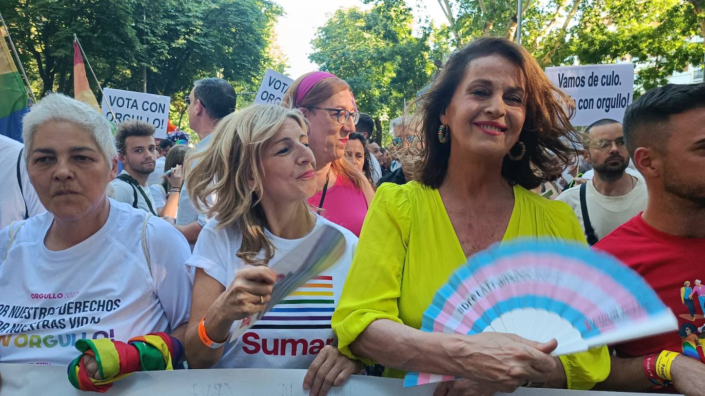 Yolanda Díaz sujeta una de las pancartas de la marcha del Orgullo 2023.