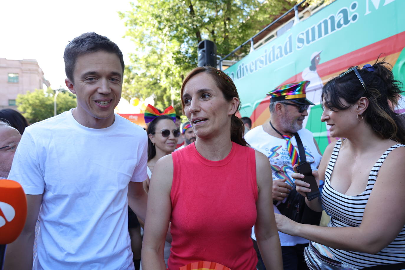 El líder de Más País, Iñigo Errejón y la portavoz del Grupo Más Madrid en la Asamblea de Madrid, Mónica García, ofrecen declaraciones a los medios durante la manifestación del Orgullo