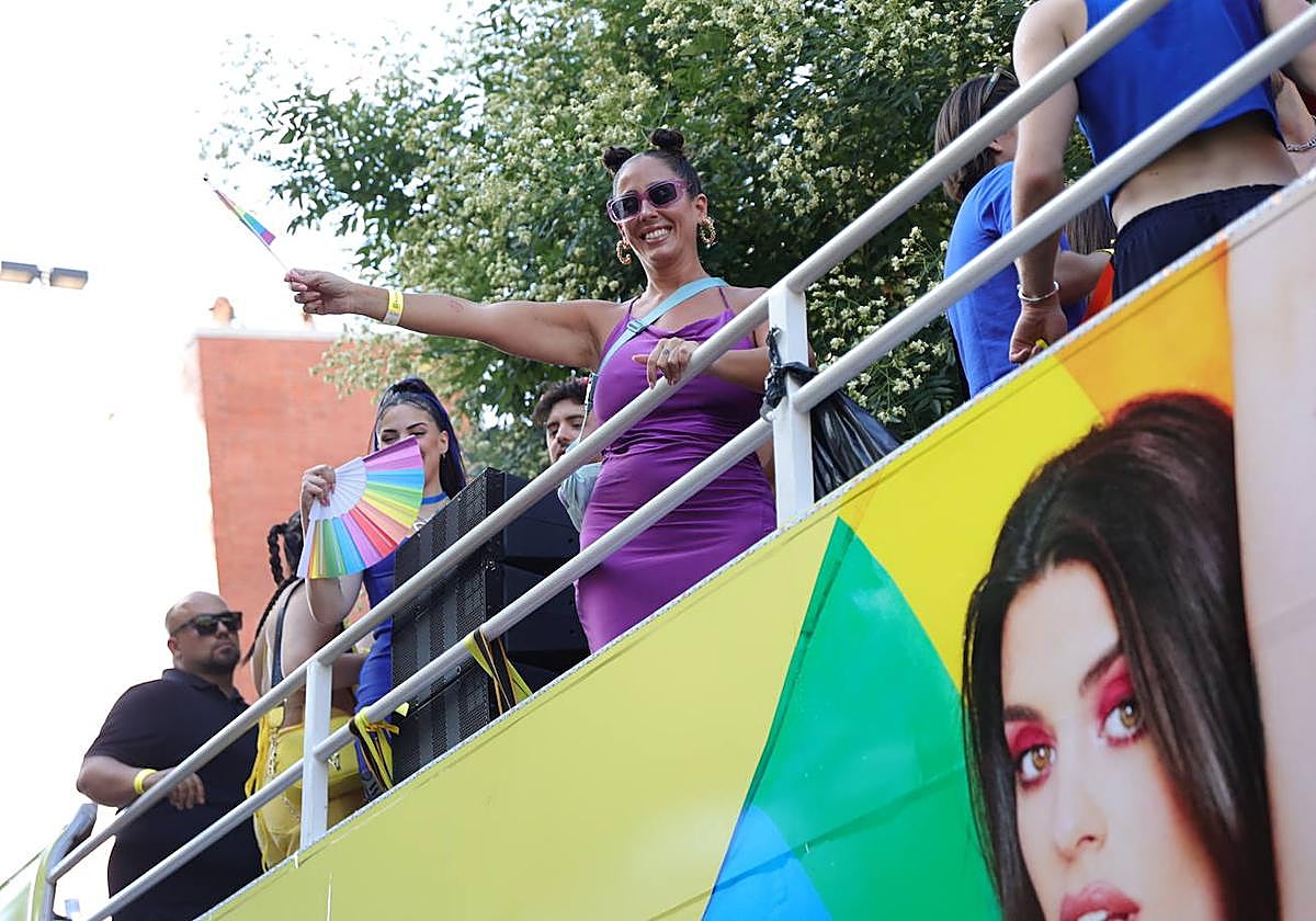 Anabel Pantoja en uno de los autobuses de la marcha del Orgullo