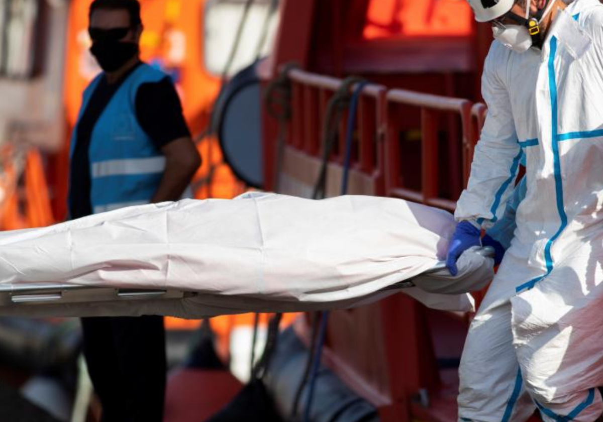 Desembarco de un cuerpo, víctima de la Ruta Canaria, en el muelle de Arguineguín