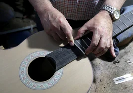 El taller de guitarras de Graciliano Pérez en Córdoba, en imágenes