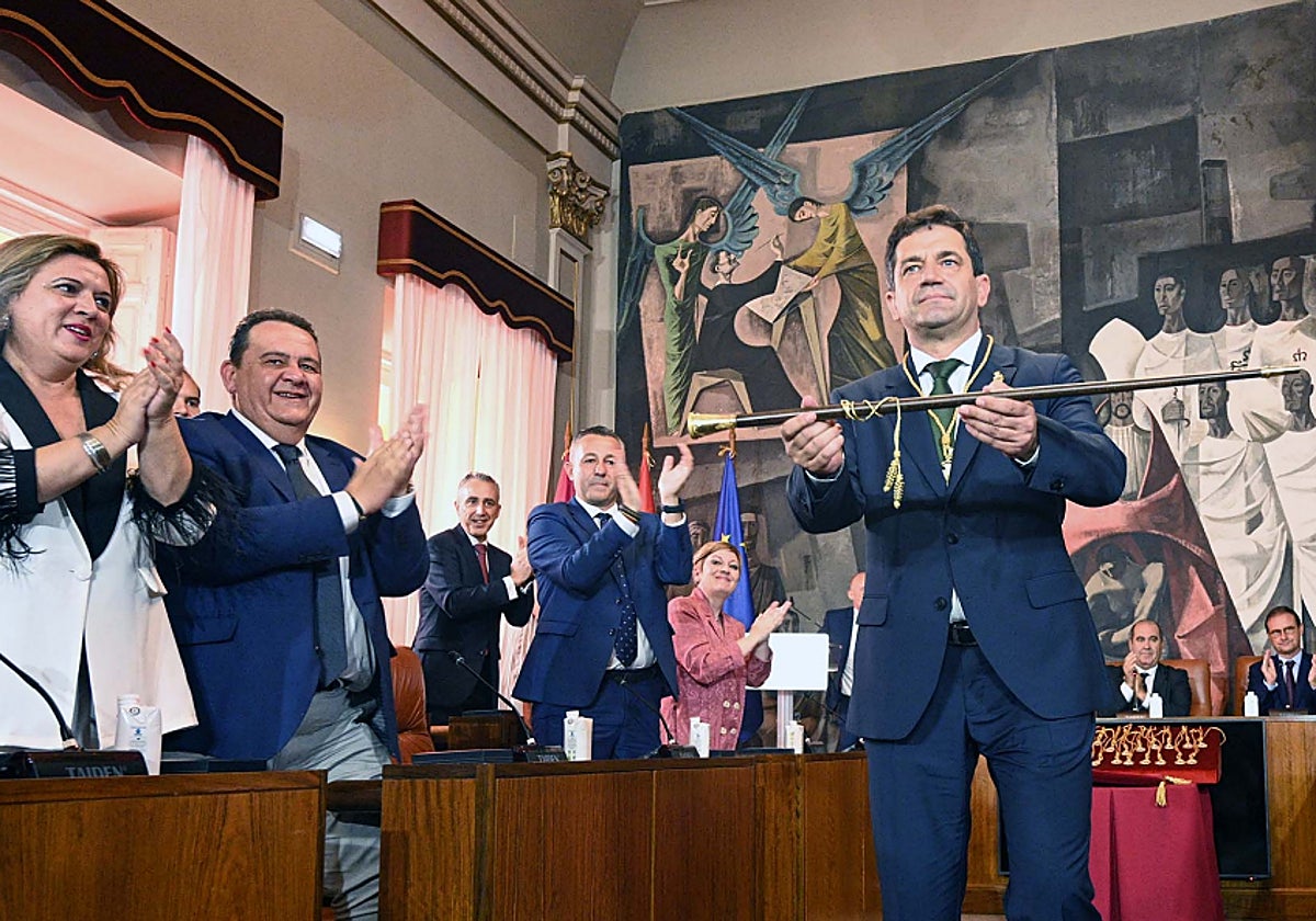Miguel Ángel Valverde sostiene el bastón de mando al ser investido presidente de la Diputación de Ciudad Real
