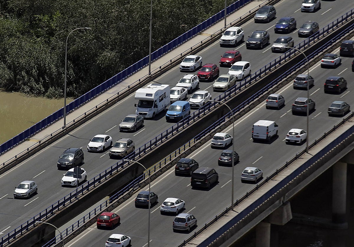 Atascos de tráfico en la salida de Sevilla dirección a las playas de Huelva