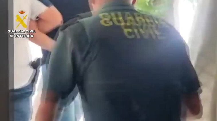 Detenido en Cáceres tras maltratar a su pareja y esconderse en un armario rodeado de mantas