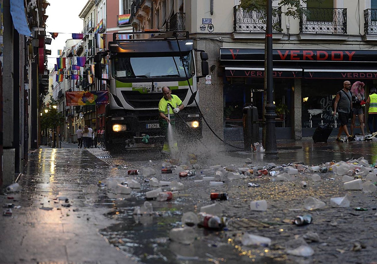 Un operario de limpieza recoge los residuos generados en el Orgullo Gay, en una imagen de 2019