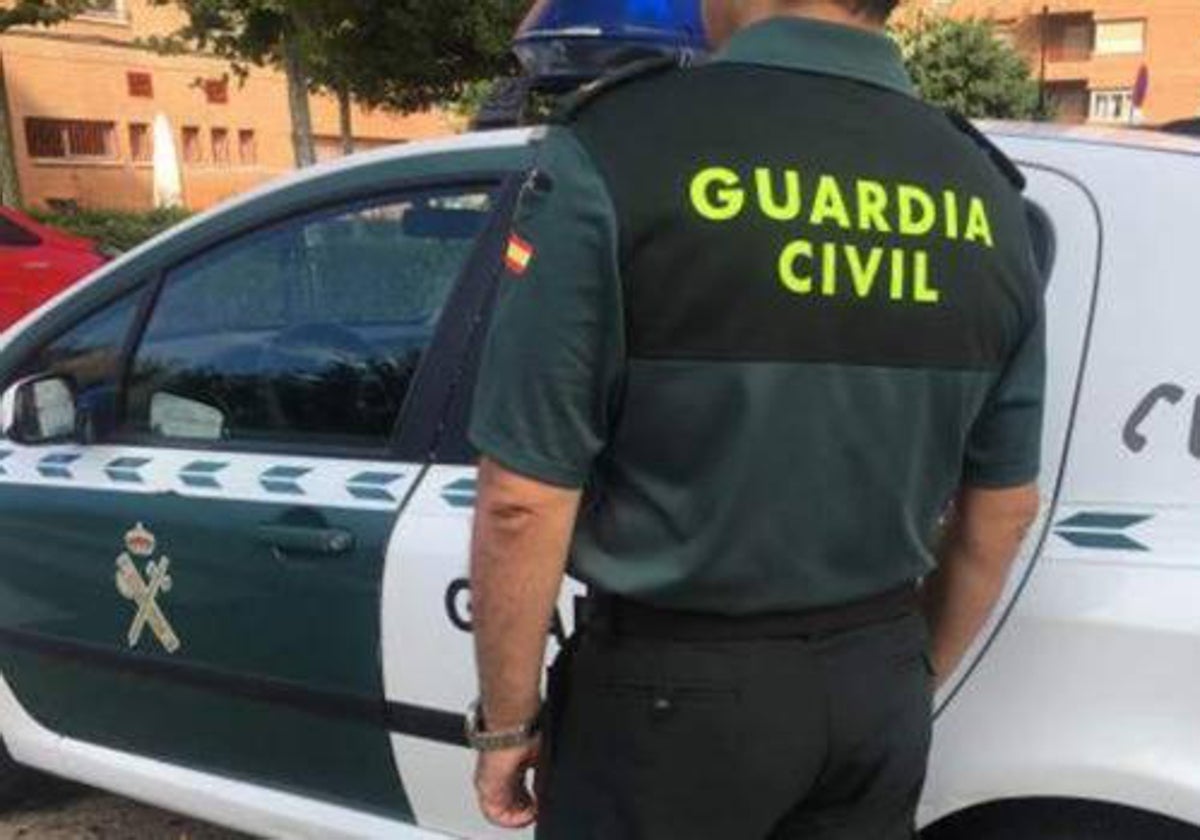 Un agente de la Guardia Civil