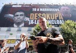 Desokupa instala una lona gigante en el centro de Madrid contra Sánchez: «Os echaremos de menos a todes»