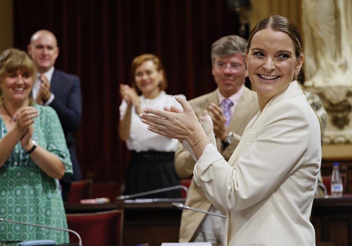 La candidata a presidenta del Govern Balear, Marga Prohens  tras su discurso durante la sesión de investidura en el Parlament en Palma de Mallorca este lunes