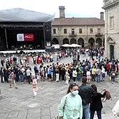 Santiago, en alerta por actos incívicos: sorprenden a un hombre escalando por las esculturas de la Puerta Santa