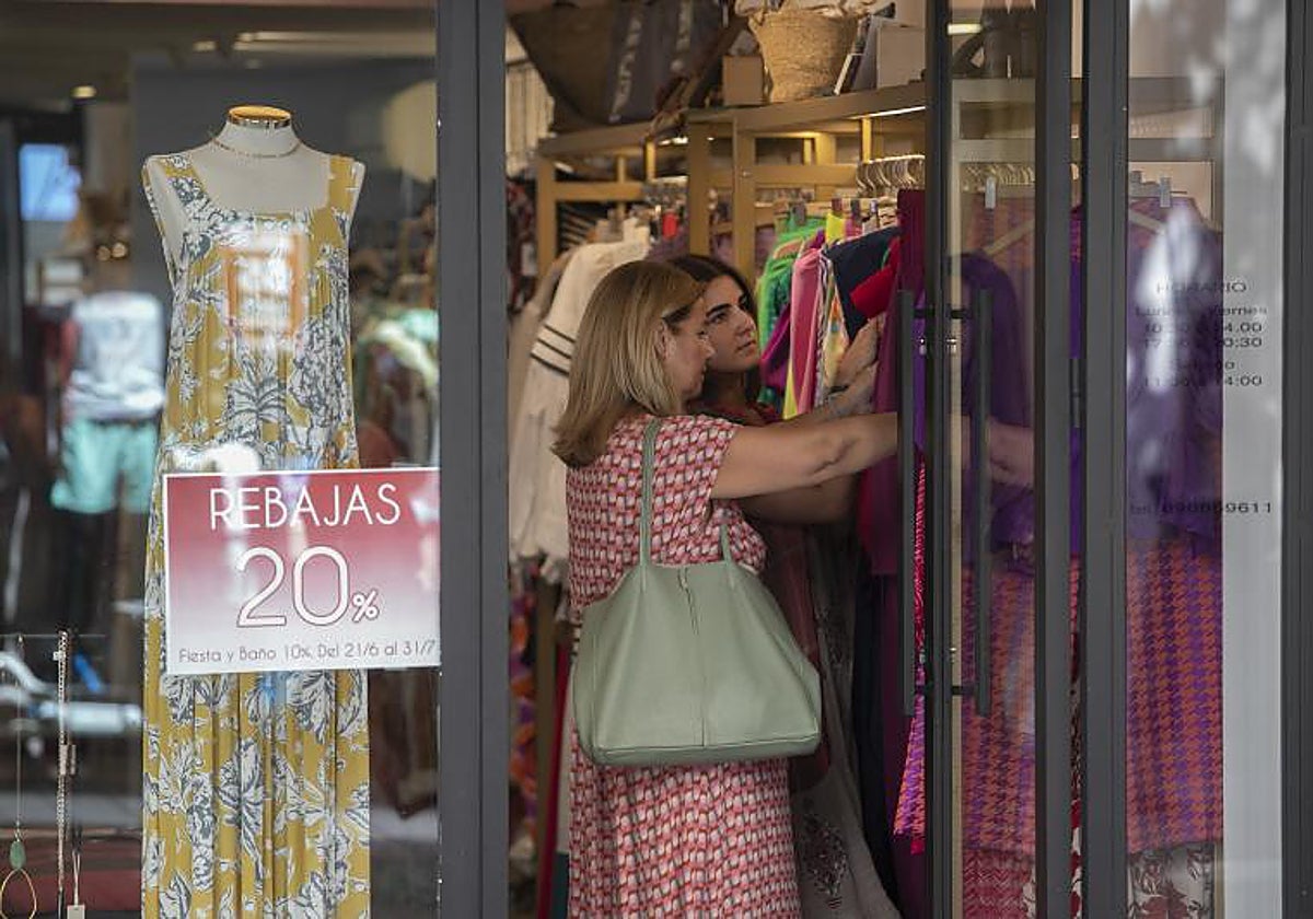 Dos clientas en una tienda de Córdoba durante las rebajas de verano