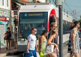 Guía de transporte público en Valencia para ir a la playa en metro, tranvía o autobús en el verano 2023