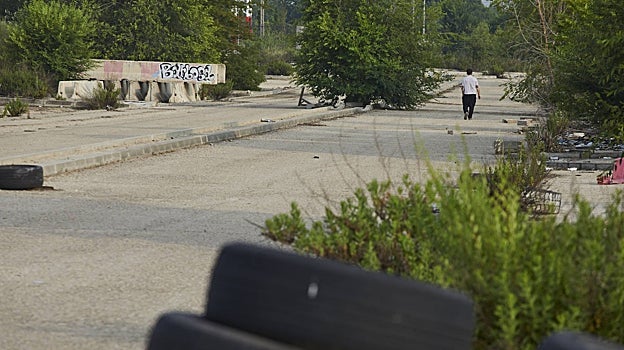 Un joven camina por la carretera en desuso que conectaba con la entrada del viejo Aquopolis