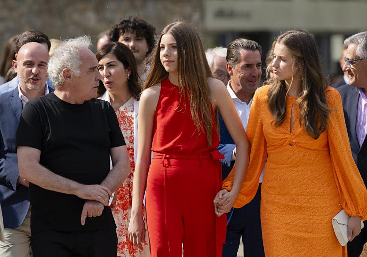 La Infanta y la Princesa escuchan las explicaciones de Ferran Adriá