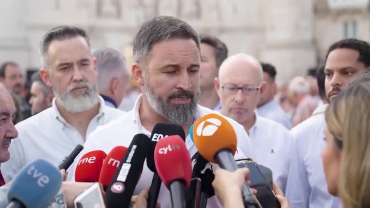 Abascal pide a Feijóo "que se centre" y le acusa de alterar el sistema de mayorías