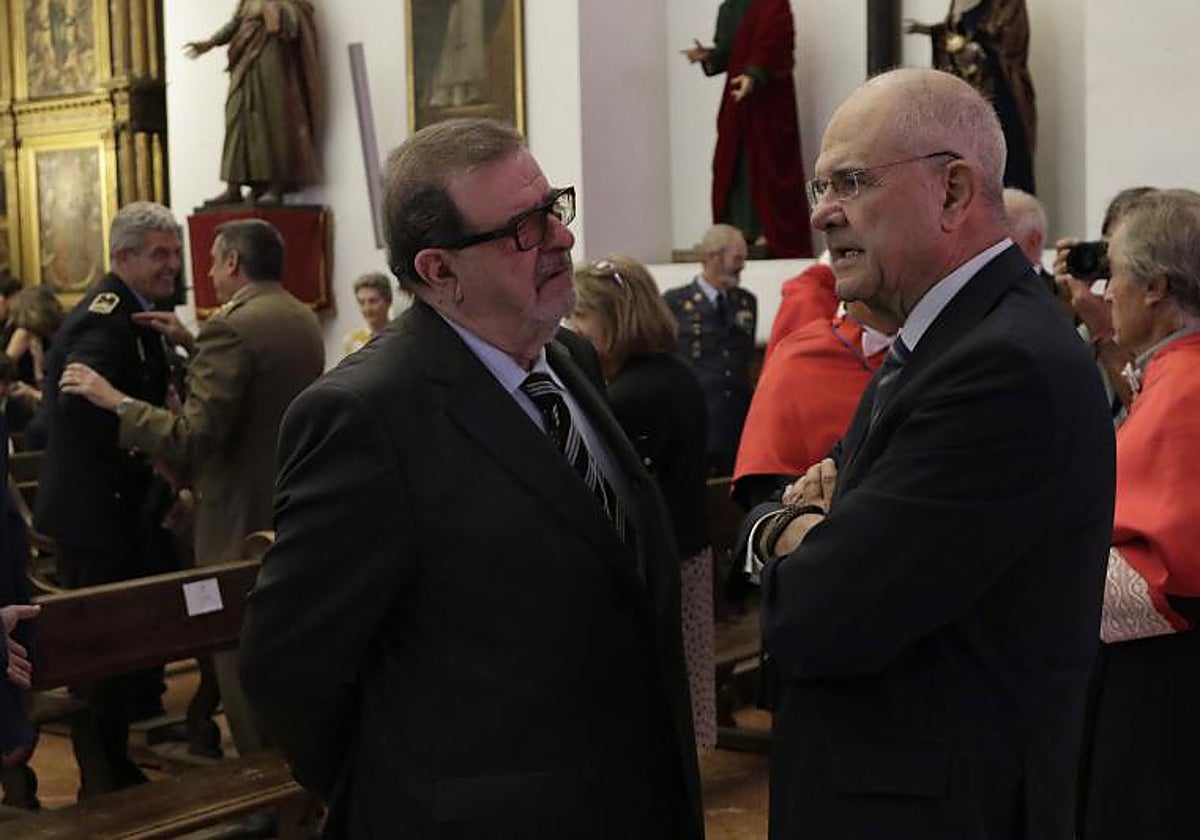 José Rodríguez de la Borbolla charla con Manuel Chaves en un acto el 21 de junio pasado en Sevilla