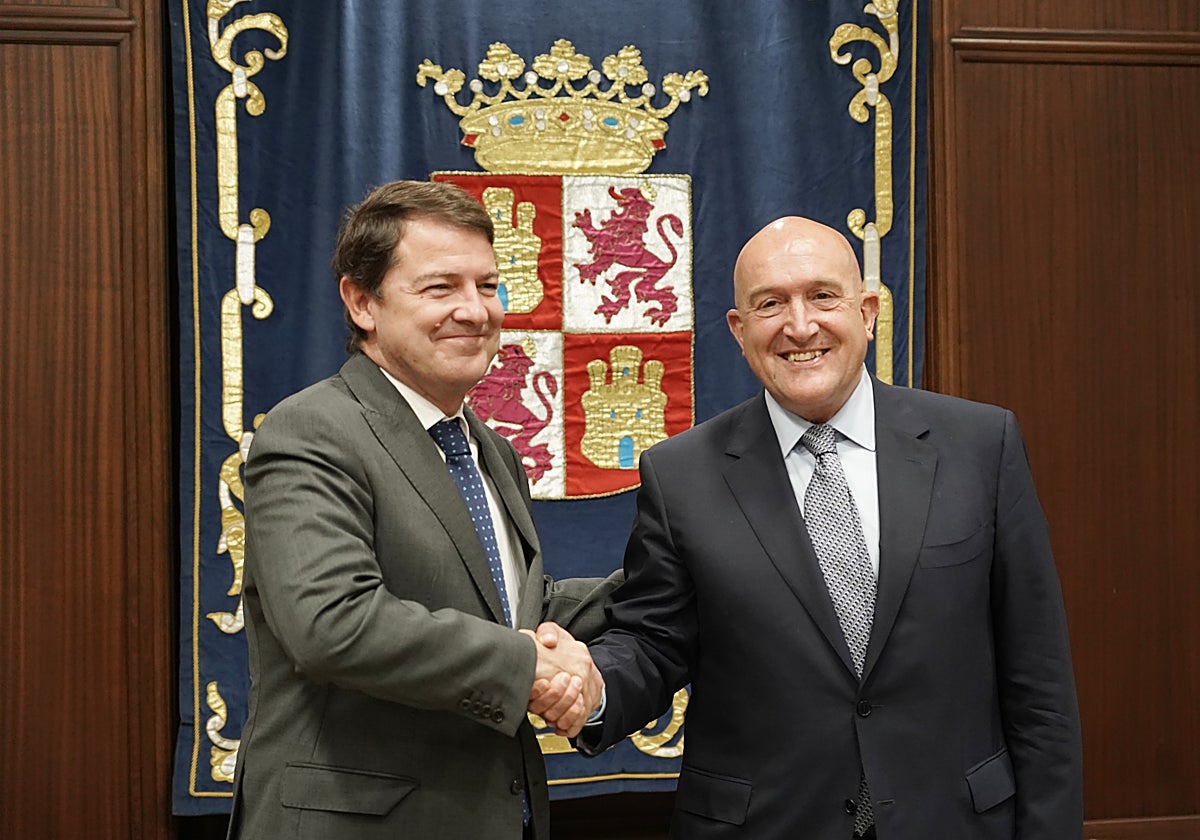 Mañueco y Carnero, en el encuentro de este martes en la sede de la Junta