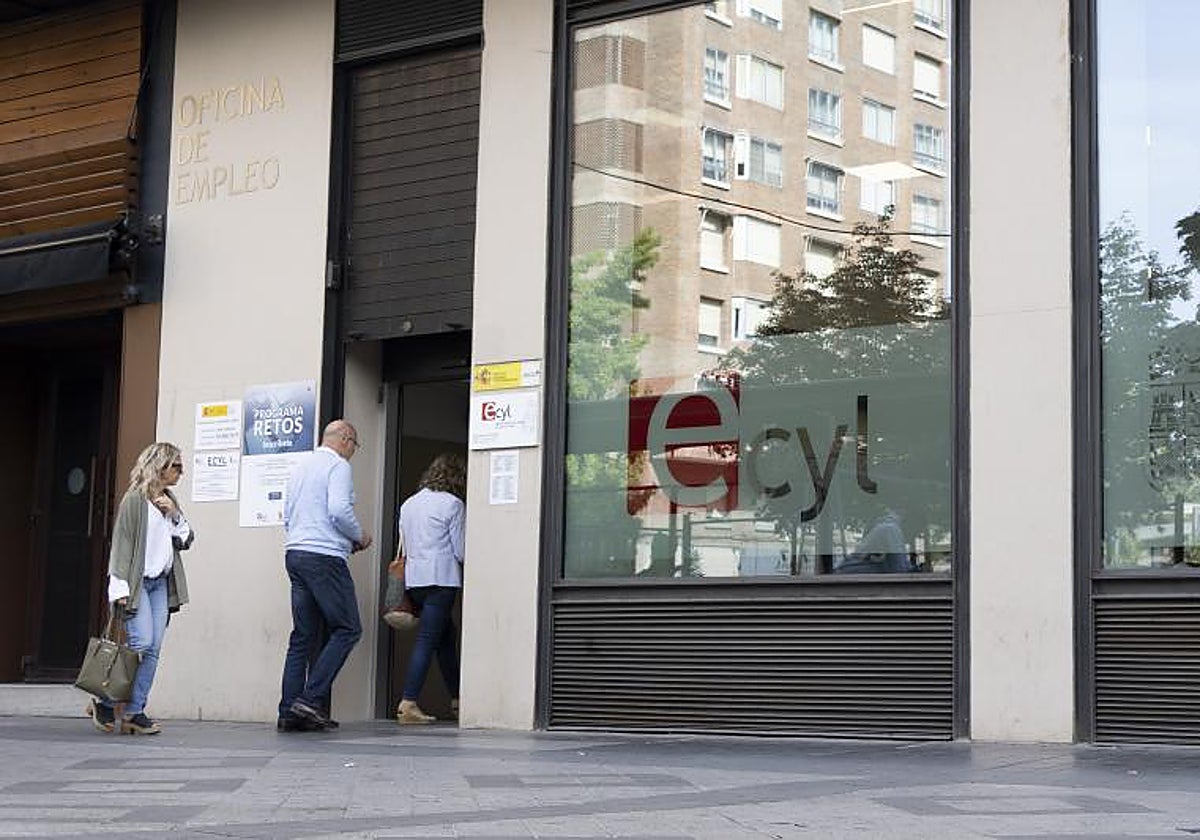 Varias personas entran en las oficinas del Ecyl en una imagen de archivo