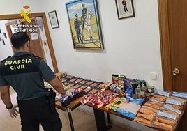 Filetes de salmón por doquier y primeras marcas: detienen a una pareja especialista en hurtos en supermercados