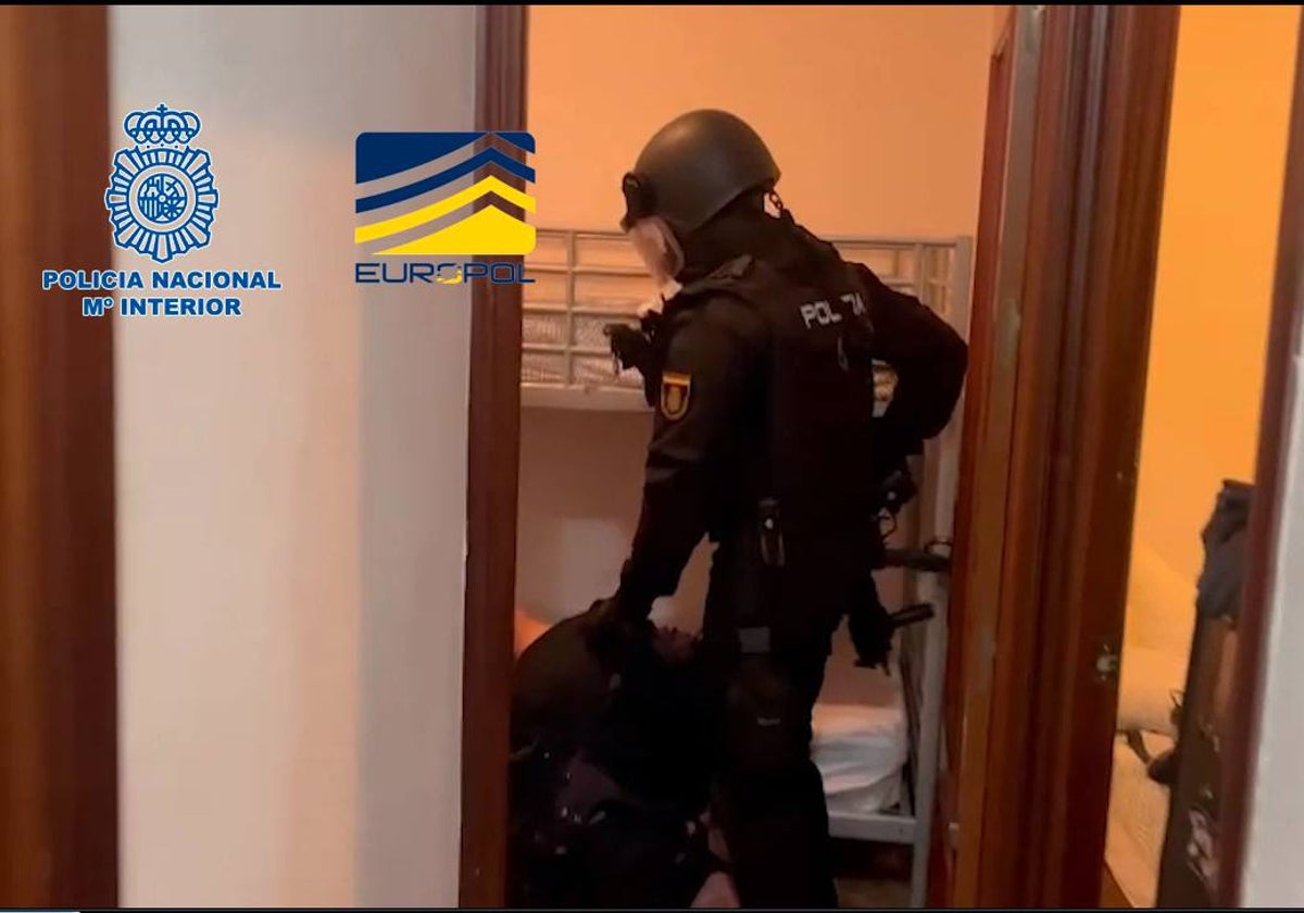 Momento de la detención de uno de los miembros de la red