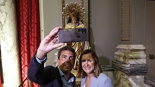 Mazón y Catalá, junto a la imagen de la Virgen reubicada en el Salón de Cristal del Ayuntamiento de Valencia