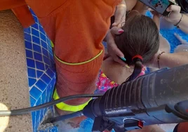 Rescatan a una niña de 3 años atrapada por el sistema de inducción de una piscina en Alzira