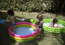 El peligro de poner una piscina hinchable en la azotea o el balcón: «El agua pesa, y pesa mucho»
