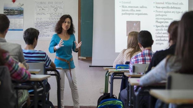 Imagen de una profesora impartiendo clases a alumnos de Bachillerato en un centro de Andalucía