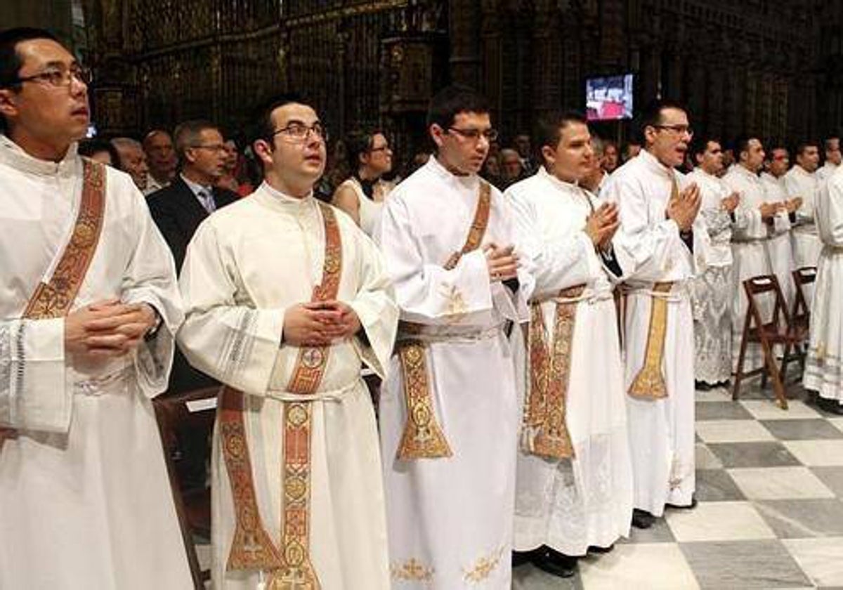 Una de las ordenaciones sacerdotales realizadas en la catedral de Toledo