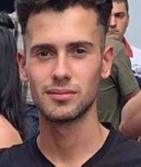 Imagen secundaria 2 - Arriba y a la izquierda, dos de los acusados por la brutal paliza, en los juzgados de La Coruña. Derecha. una imagen de Samuel, de 21 años, auxiliar de enfermería que aquella noche estaba de fiesta con unas amigas cuando un grupo de jóvenes lo agredió sin apenas mediar palabra en plena calle