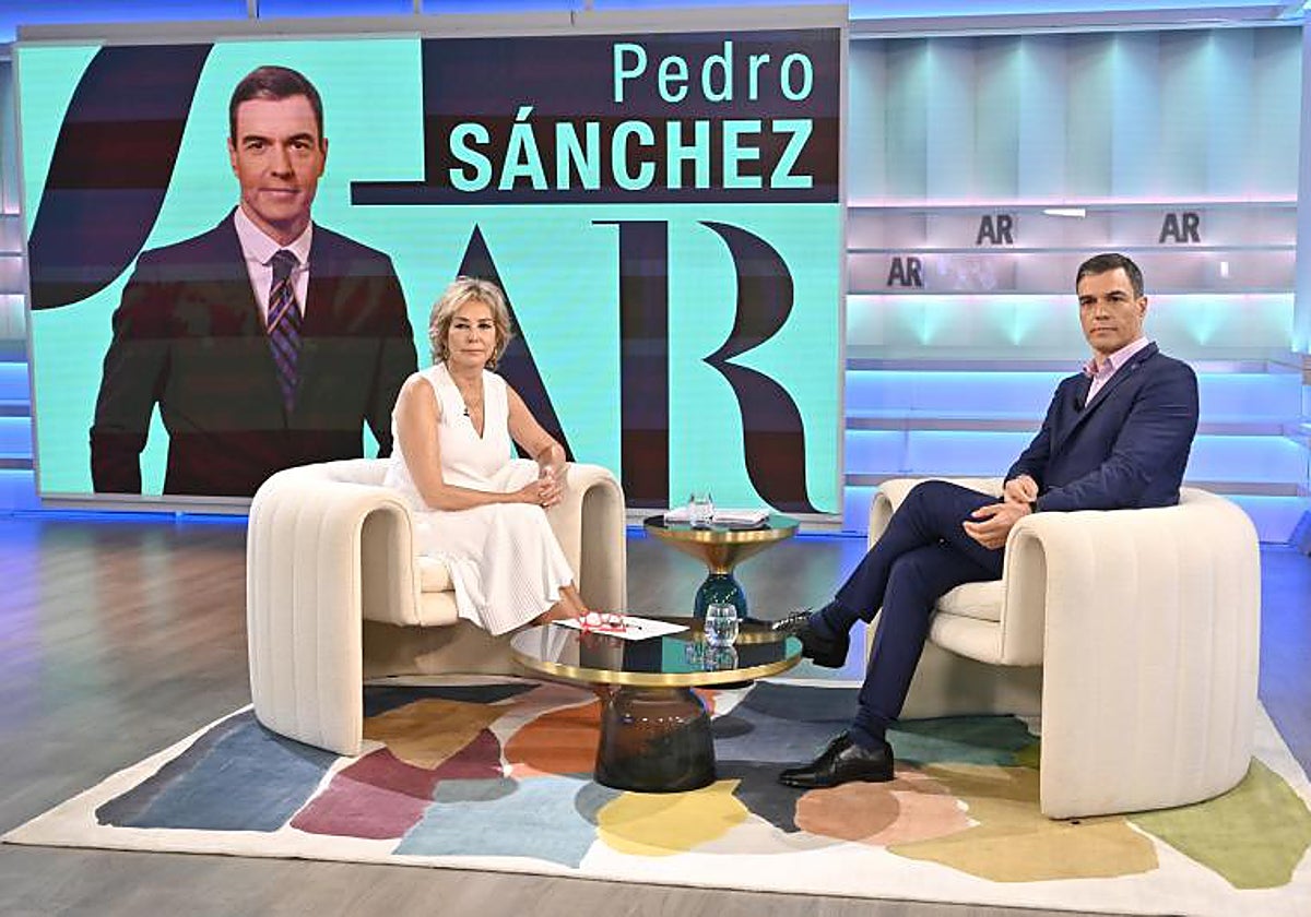 La presentadora Ana Rosa Quintana y el presidente del gobierno Pedro Sánchez, este martes durante la entrevista en 'El Programa de Ana Rosa', en Telecinco