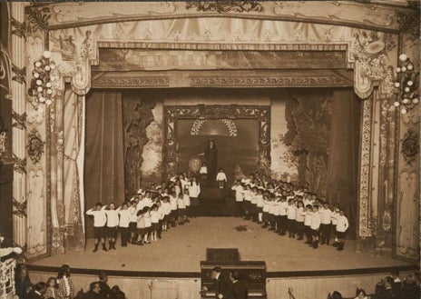 Imagen secundaria 1 - Arriba, el Teatro Paraiso, en su estreno en 1915. Abajo, izq., teatro Ciudad Lineal en 1916. Dcha, el Ideal Rosales. 