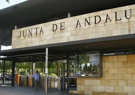 La Junta de Andalucía gasta casi 60 millones de euros al año en alquilar sedes pero tiene edificios libres