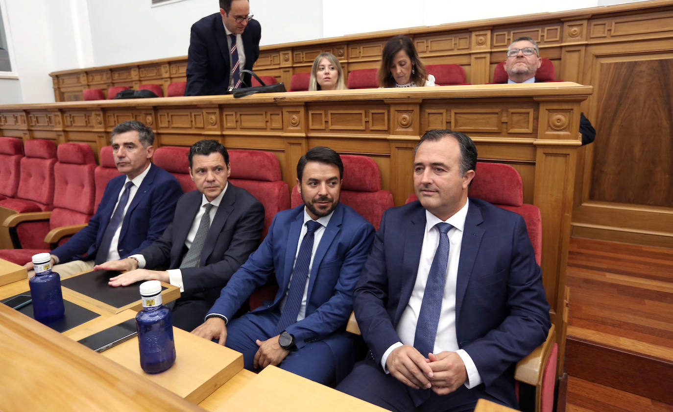 David Moreno, a la derecha, con sus otros tres compañeros de Vox, formación que entran por primera vez en las Cortes regionales