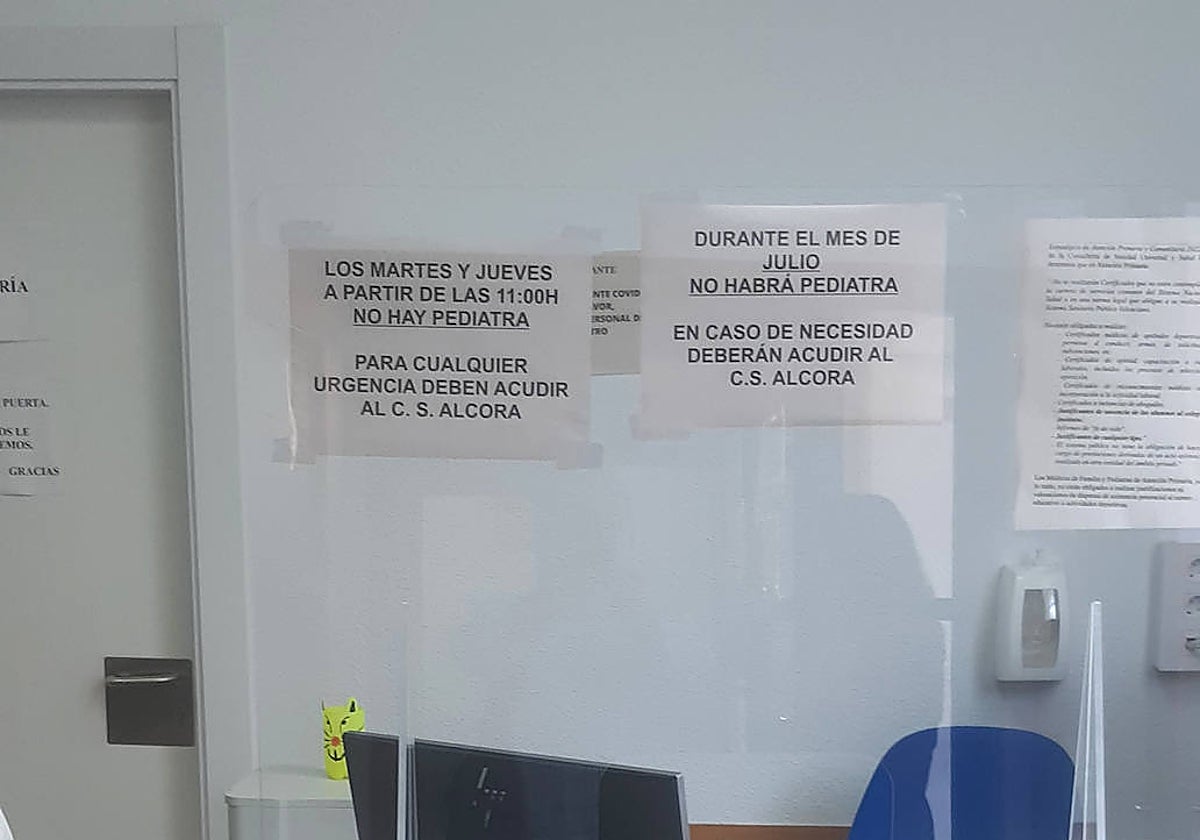 Imagen de dos avisos en un centro de salud de Castellón ante la ausencia de pediatras