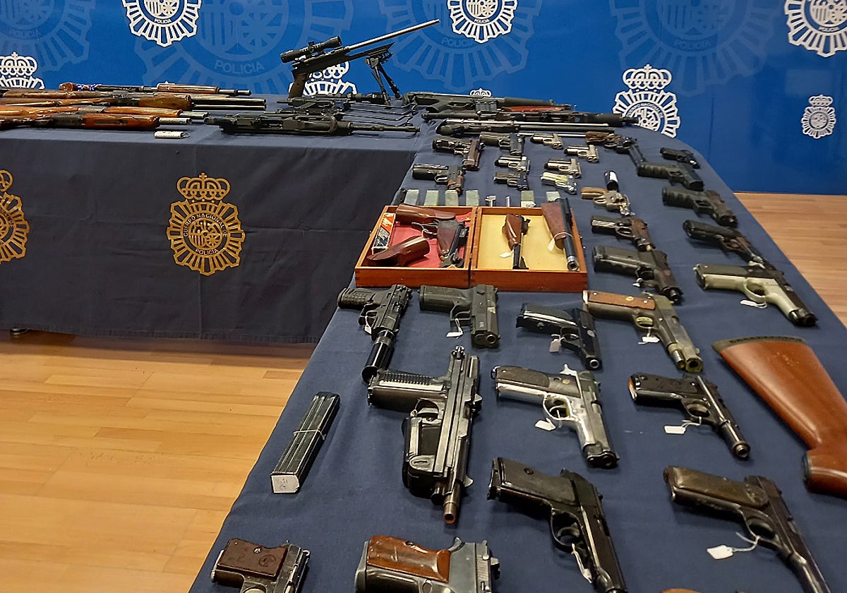 Arsenal decomisado por la Policía Nacional en Málaga