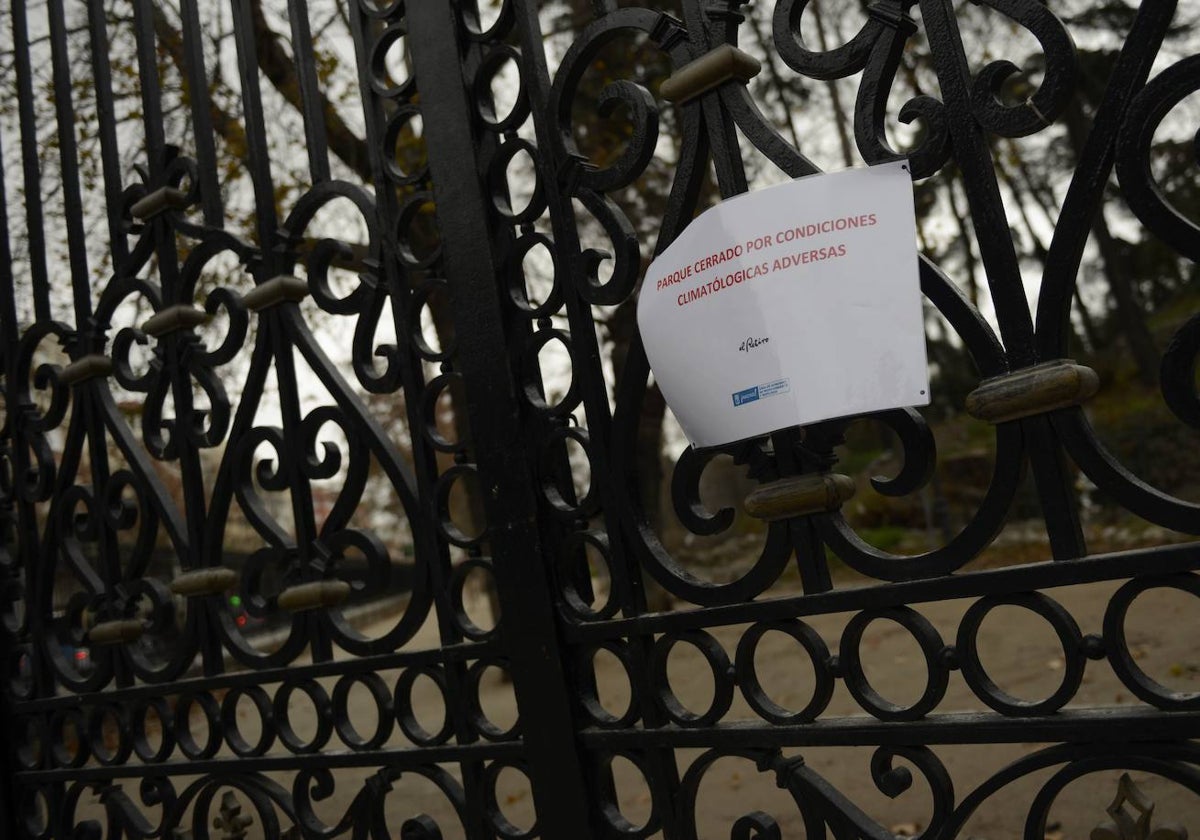 Uno de los accesos del Retiro, cerrado por la activación del protocolo municipal