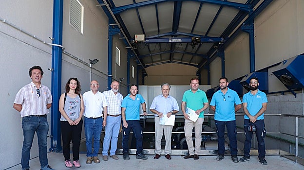 Salvador Fuentes junto a técnicos de Emproacsa este miércoles en la estación de bombeo de La Colada