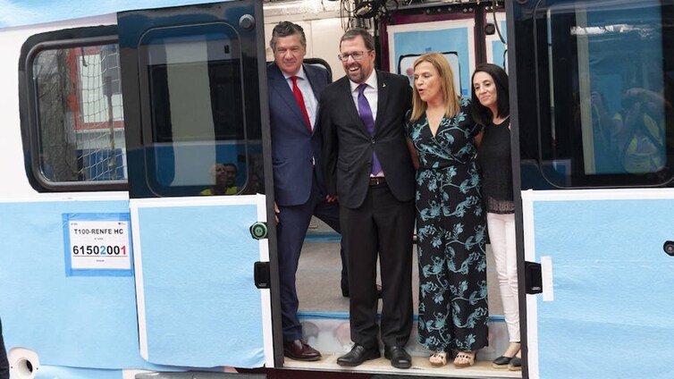 El presidente de Renfe, Raül Blanco, visita los futuros trenes de Cercanías en el centro tecnológico de Stadler Valencia