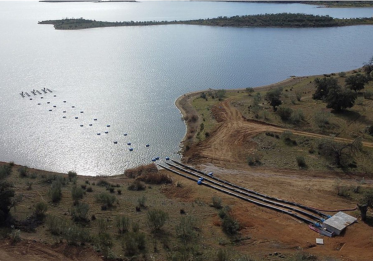 Panorámica de las tuberías que extraen agua del embalse de La Colada a la planta de bombeo