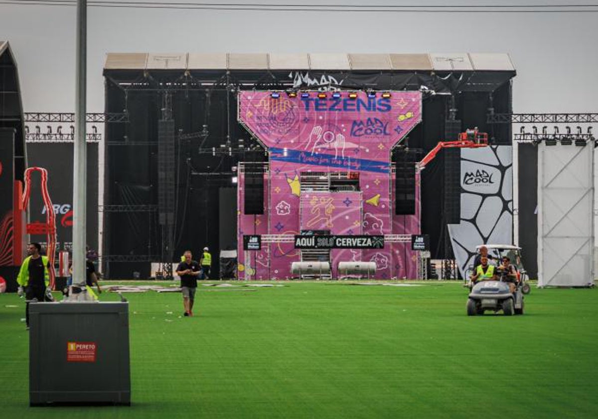 Trabajadores del Mad Cool durante los últimos preparativos del festival