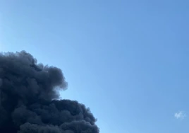 Un incendio afecta a una nave industrial de Mercadona en el polígono de la localidad valenciana de Ribarroja