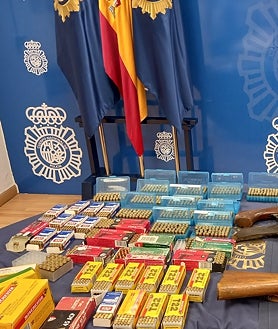 Imagen secundaria 2 - El arsenal tenía ropa para cometer delitos, subfusiles con mira telescópica y abundante munición para cargar las armas. 